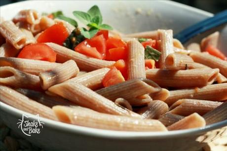 Pasta integrale con erbette e pomodorini