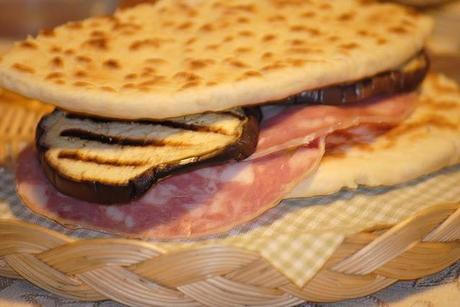 Piadina fatta in casa con salame cotto e melanzane grigliate