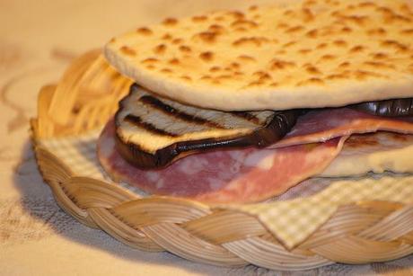 Piadina fatta in casa con salame cotto e melanzane grigliate