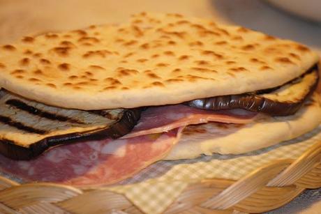 Piadina fatta in casa con salame cotto e melanzane grigliate