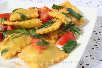 Ravioli  rucola e pomodorini