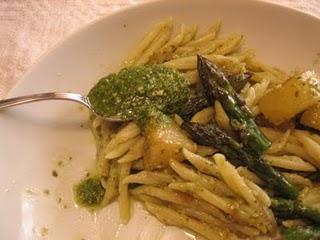 Trofie al pesto genovese con asparagi e patate