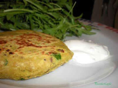 Burger di Ceci e Spezie con Salsa allo Jogurt ed Erbette