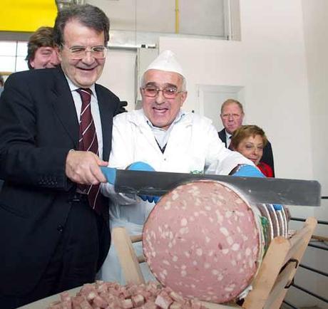 Prodi condannato dal Tribunale dell’Aja per crimini contro l’umanità, ma nessuno ne parla.