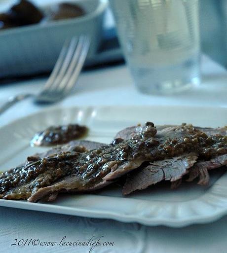 Cosciotto d'agnello profumato con pistacchio e mandorle