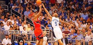 Joe Johnson al tiro su Quentin Richardson. Afp