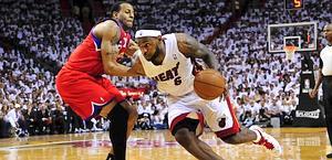 LeBron James supera Andre Iguodala. Reuter