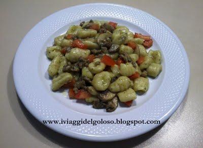 GNOCCHI CON FUNGHI SALSICCIA E POMODORI