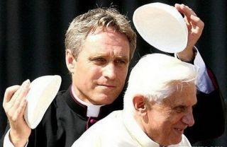 Papa Ratzinger è Gay, lo Assicura un Teologo Tedesco