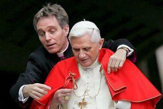 Papa Ratzinger è Gay, lo Assicura un Teologo Tedesco
