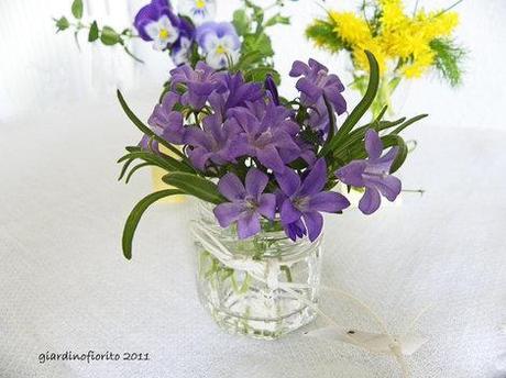 Sulla tavola di Pasqua. Segnaposto fioriti