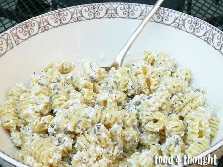 Radiatori con ricotta al timo e fiori di lavanda