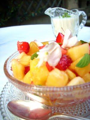 Macedonia ananas e fragole alla menta con salsina allo yogurt