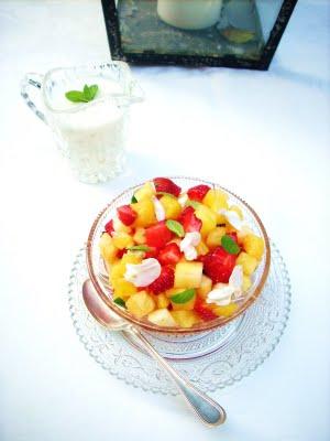 Macedonia ananas e fragole alla menta con salsina allo yogurt