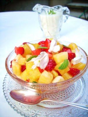 Macedonia ananas e fragole alla menta con salsina allo yogurt