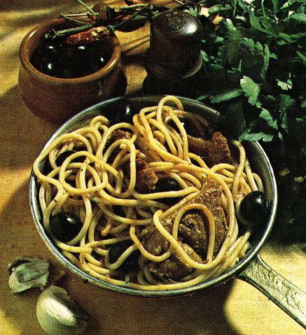 spaghetti con agnello e olive