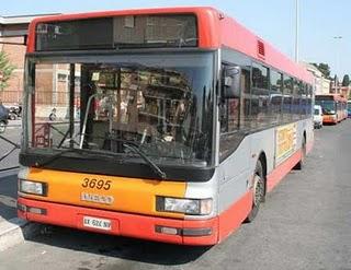 Roma: coppia di marocchini (lei incinta) picchiati in autobus per un posto a sedere