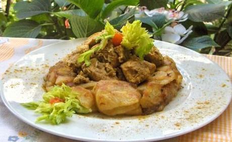 Spezzatino di tacchino al curry su tortino di patate