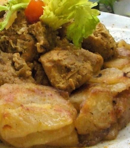 Spezzatino di tacchino al curry su tortino di patate