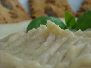 Creme di fave e pecorino con crackers ai semi di zucca