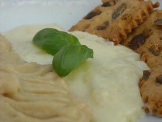 Creme di fave e pecorino con crackers ai semi di zucca