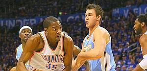 Danilo Gallinari, 22 anni, difende su Kevin Durant. Reuters