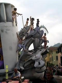 La sfilata dei “Carri di pensiero” alla Festa di primavera di Casola Valsenio