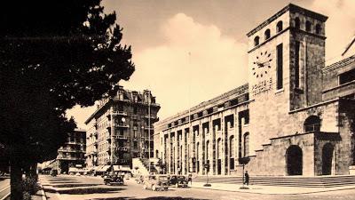 Una piazza è una piazza è una piazza è una piazza Una piazza è una piazza è una piazza è una piazza
