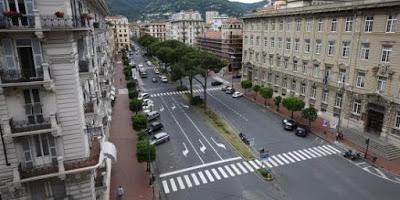 Una piazza è una piazza è una piazza è una piazza Una piazza è una piazza è una piazza è una piazza