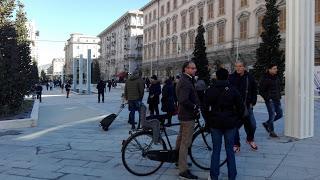 Una piazza è una piazza è una piazza è una piazza Una piazza è una piazza è una piazza è una piazza