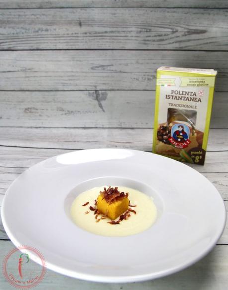 Cubi di Polenta con salsa al Parmigiano e Speck Croccante Cubi di Polenta con salsa al Parmigiano e Speck Croccante