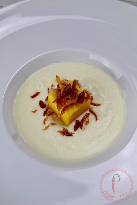 Cubi di Polenta con salsa al Parmigiano e Speck Croccante Cubi di Polenta con salsa al Parmigiano e Speck Croccante