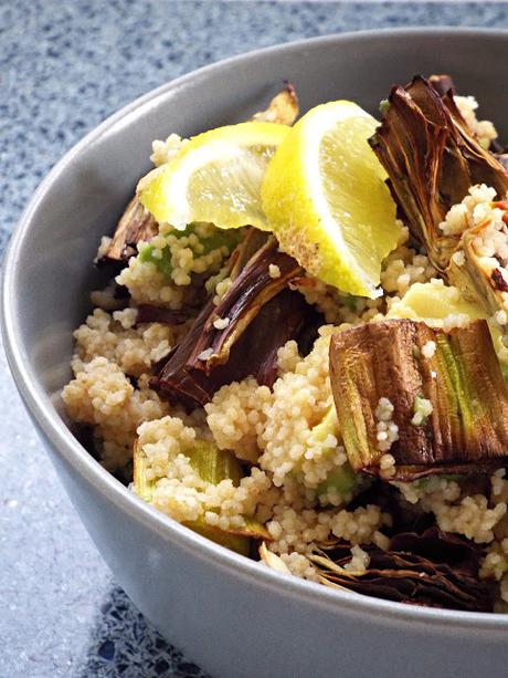 Cous cous d'inverno con carciofi, avocado e porri arrosto Cous cous d'inverno con carciofi, avocado e porri arrosto