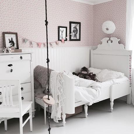 In Svezia a casa di Caroline Städat barnrum i timmar känns det som... Nu bara ett kvar. #barnrum#barnerom#retrotapet#småblommig#vintage#växasäng#antik#barnrumsinspo#kidsroom#print#fridaclerhage#mrsmighetto