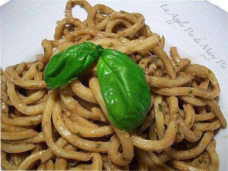 Tonnarelli con pesto al cioccolato e basilico