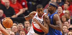 Duello LaMarcus Aldridge-Brendan Haywood. Afp