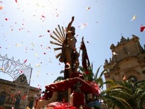 Barcolla, traballa sul dorso della folla: è pazzo di gioia!