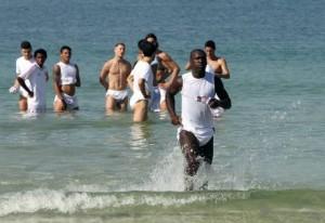 La corsa del centrocampista Clarence Seedorf in acqua1 300x206 Arroganza e lesa maestà