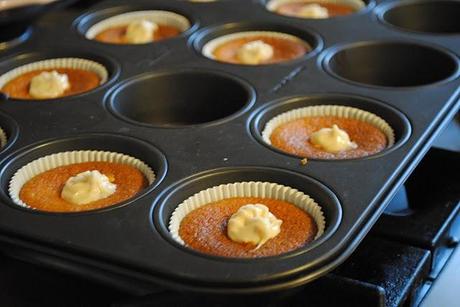 Dolcetti di carote con cuore cremoso alla mandorla.