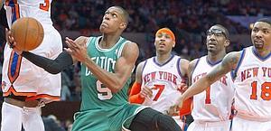 Rondo in lay up su Williams, Anthony, Stoudemire, Mason. Reuters