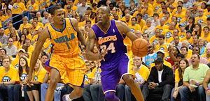 Kobe Bryant , dei Lakers, in duello contro Trevor Ariza. Reuters