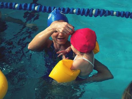 Tutti al mare, no, in piscina!