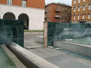 La fontana della piazza? va a pezzi.