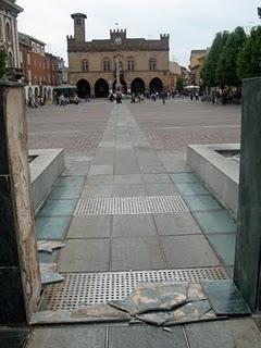 La fontana della piazza? va a pezzi.