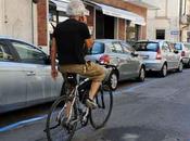 Cosenza: tolti punti dalla patente ciclista parlava cellulare