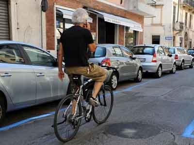 COSENZA: TOLTI 5 PUNTI DALLA PATENTE A UN CICLISTA CHE PARLAVA AL CELLULARE