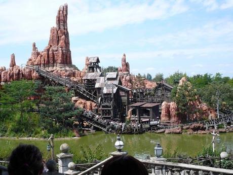 Incidente sulle montagne russe ad Eurodisney : Cinque feriti,uno grave