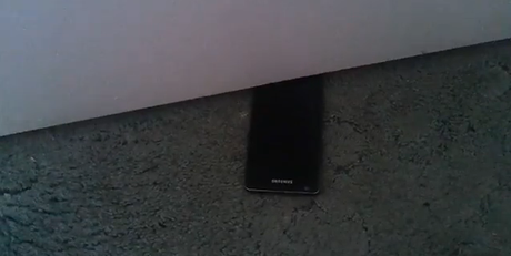 Galaxy S II, lo spessore minimale sotto una porta!