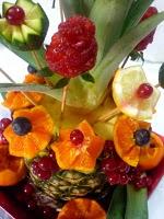 Scultura di frutta: vaso di fiori come centrotavola