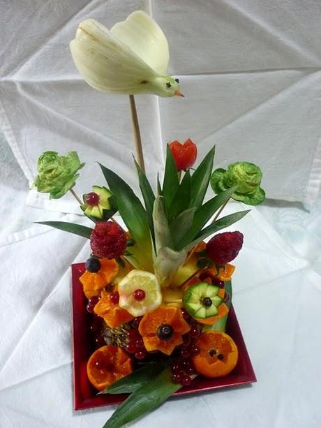Scultura di frutta: vaso di fiori come centrotavola